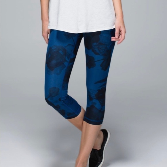 Lululemon Blue and Black Floral Print Wunder Under Crop II Leggings Size 4 - Picture 10 of 12